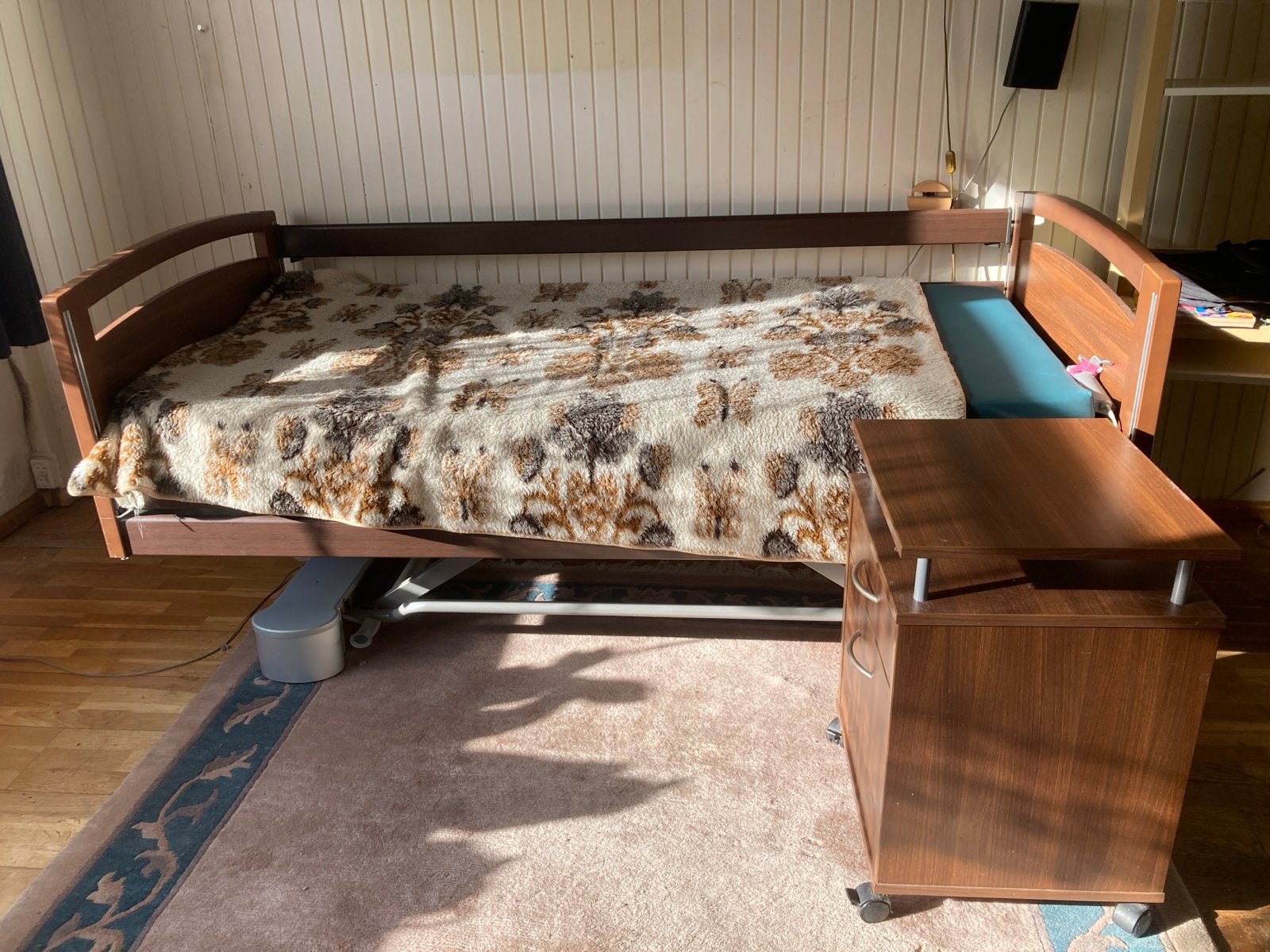 Verstelbaar eenpersoonsbed zorgbed met nachtkastje, Ophalen, 90 cm, Eenpersoons, Bruin