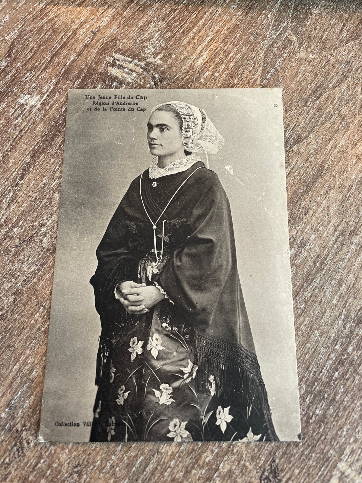 Oude ansichtkaart: Jonge vrouw in klederdracht, Bretagne, Ophalen of Verzenden, Voor 1920, Gelopen, Klederdracht