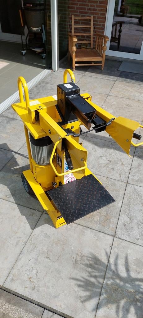 Hout klover 6 ton staand model., Ophalen