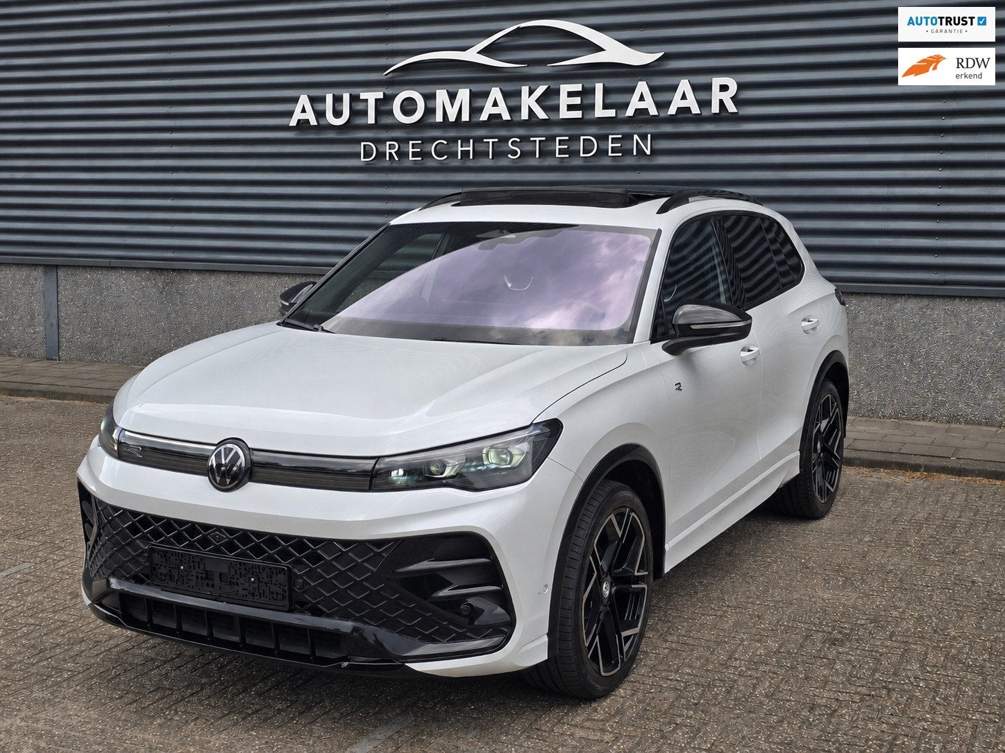 Volkswagen Tiguan 1.5 eTSI R-Line Business Full/ Pano/Trekha, Auto's, 4 cilinders, Wit, Bedrijf, 17 km/l