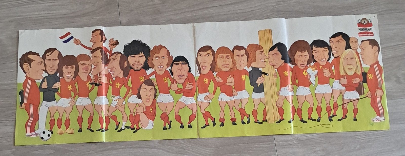 Vintage Oranje WK 1974 Poster - Nederlands Elftal Karikatuur, Verzamelen, Sportartikelen en Voetbal, Ophalen of Verzenden, Gebruikt