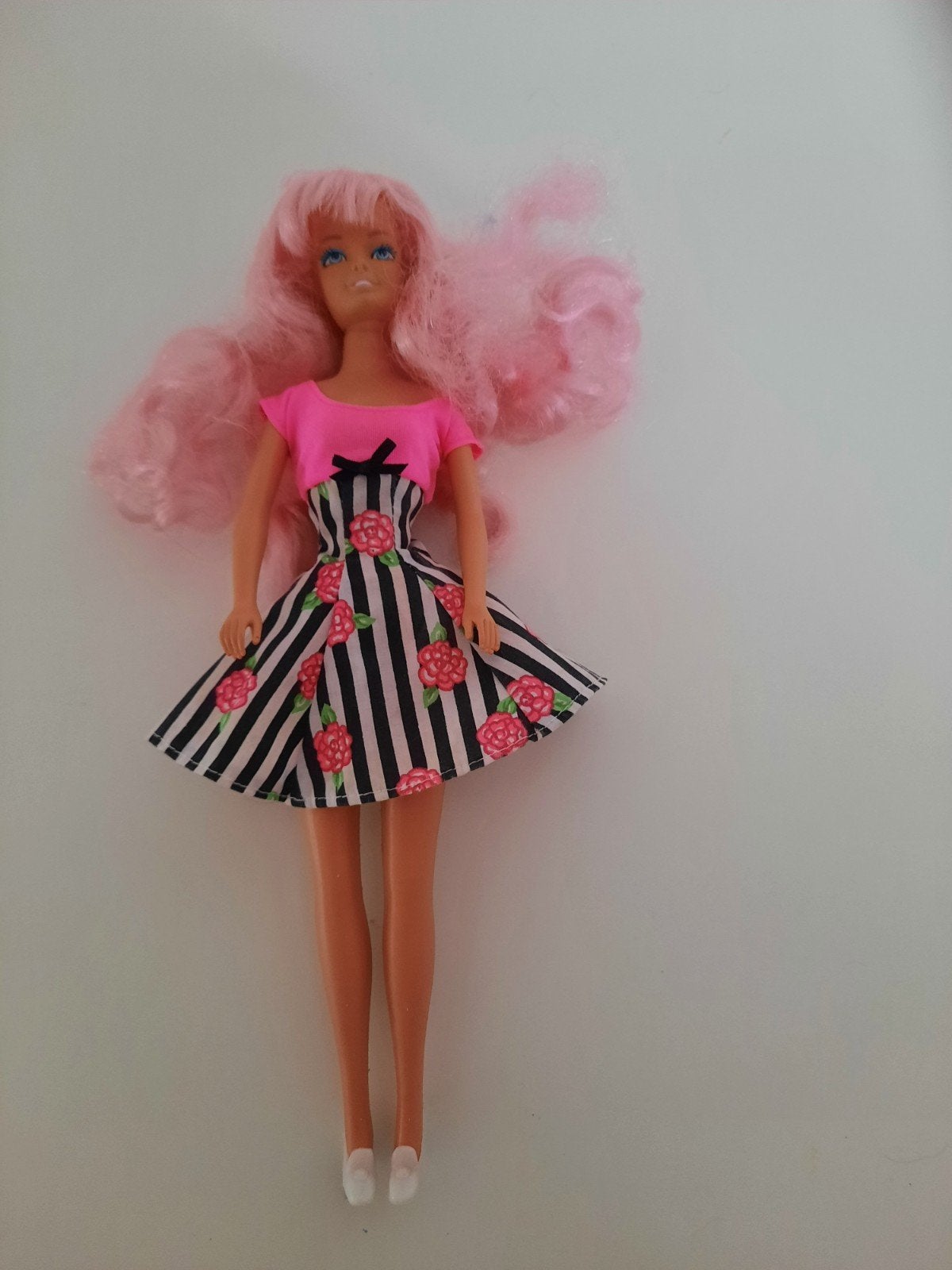 Barbie pop met roze haar en gestreepte jurk, Ophalen, Gebruikt, Barbie