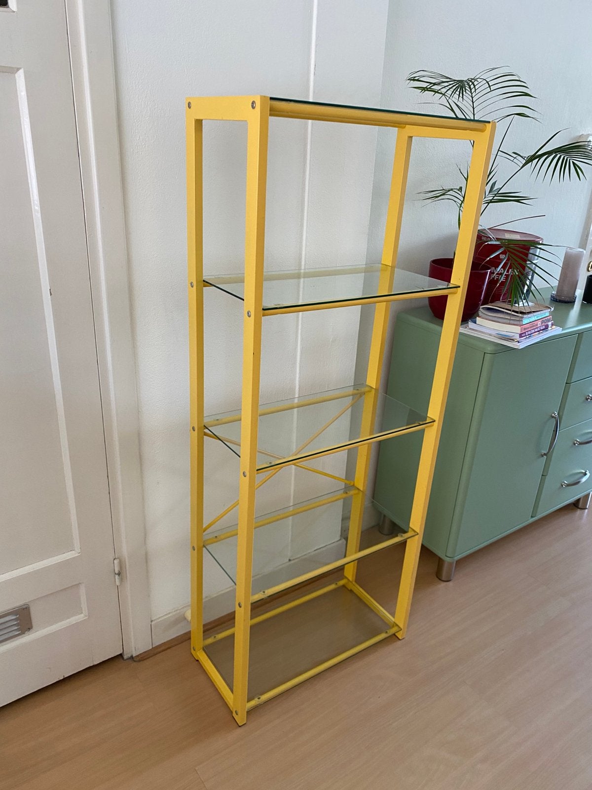 Gele vitrinekas glas, Ophalen, 50 tot 100 cm, 25 tot 50 cm, Glas