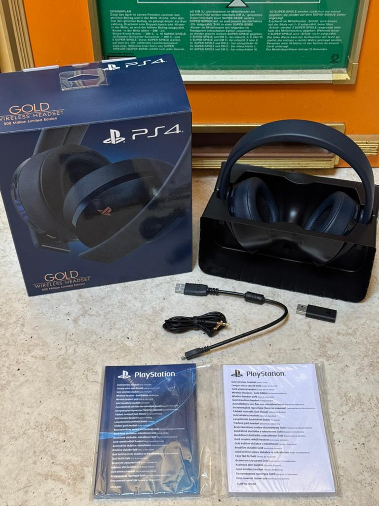 PS4 500 Million Limited Edition Gold Headset PlayStation 4/5, Ophalen of Verzenden, Zo goed als nieuw