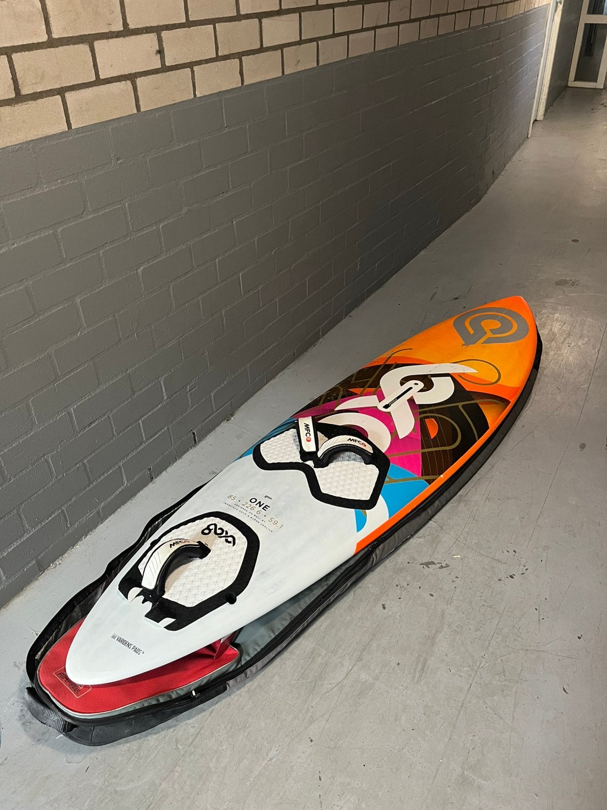 Goya One Freewave Carbon 85L, Watersport en Boten, Windsurfen, Ophalen, Met voetbanden, Minder dan 250 cm, Zo goed als nieuw