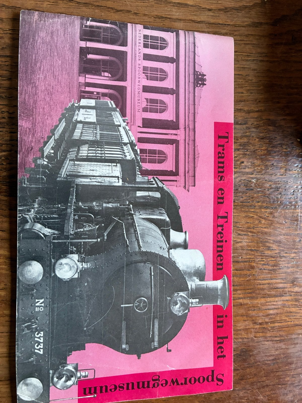 Trams en Treinen in het Spoorwegmuseum - Boekje, Boeken, Ophalen of Verzenden, Gelezen, Prentenboek