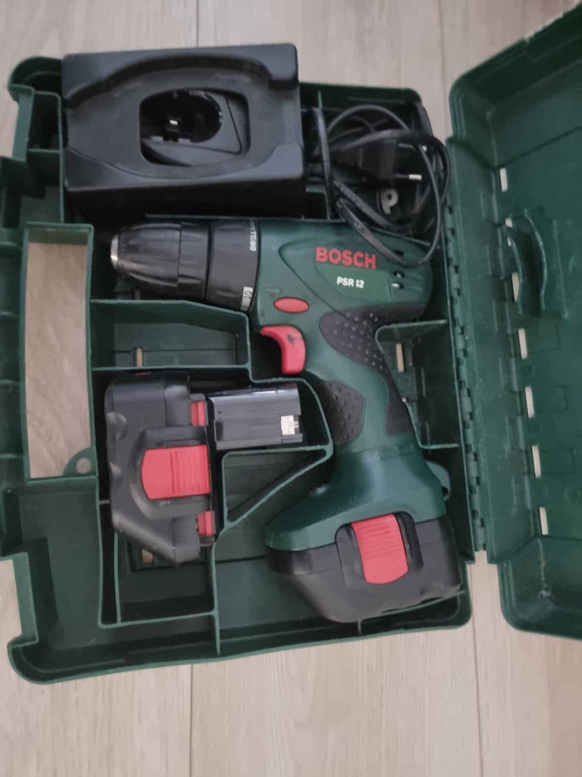 Kapotte   Bosch PSR 12 Accuboormachine met 2 accu's en lader, Gebruikt, Variabele snelheid, Ophalen of Verzenden, Boor- en Schroefmachine