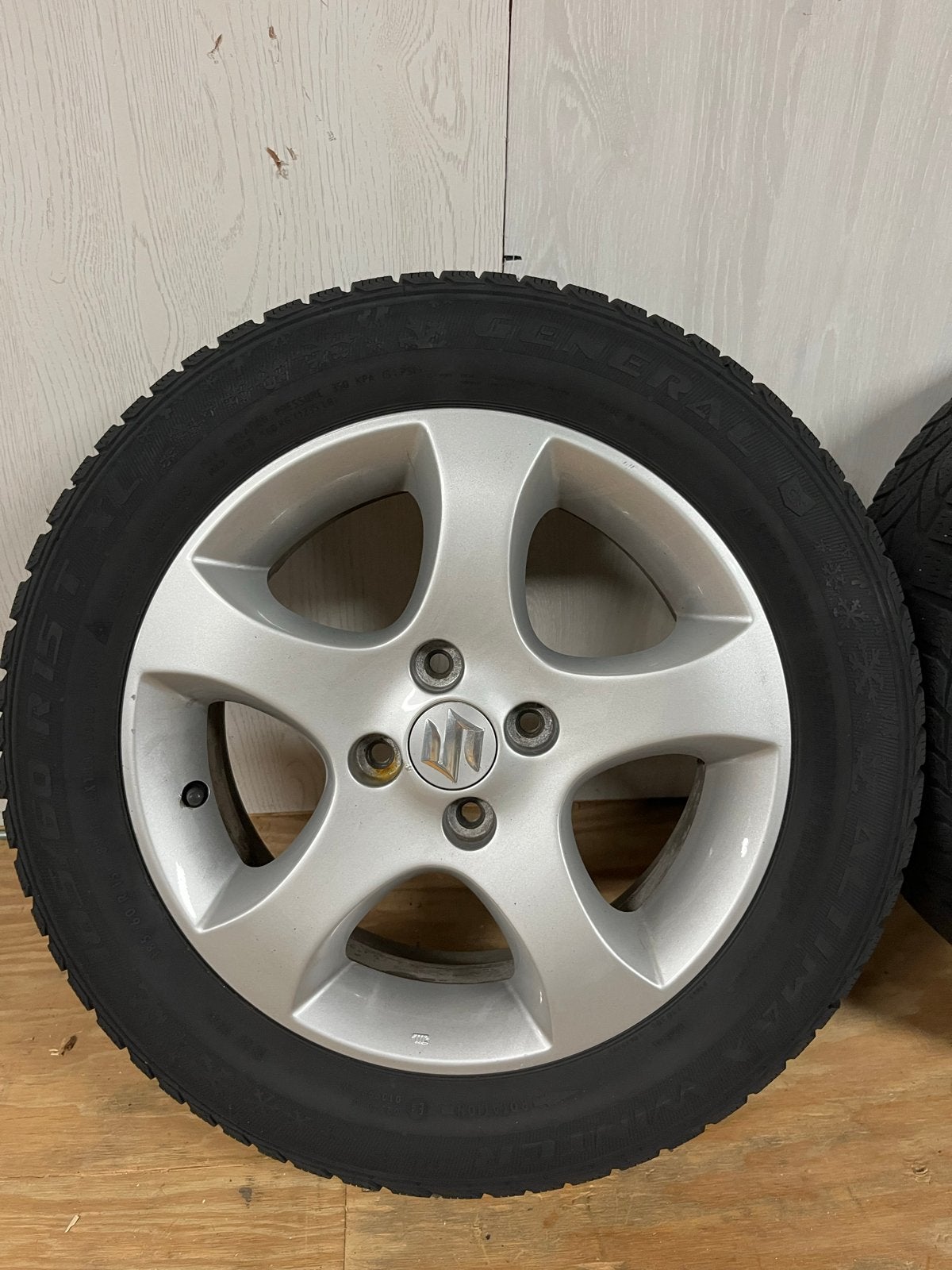 Suzuki Swift velgen met winterbanden 185/60 R15  (3-5 mm), Ophalen, Gebruikt, 15 inch, Band(en)