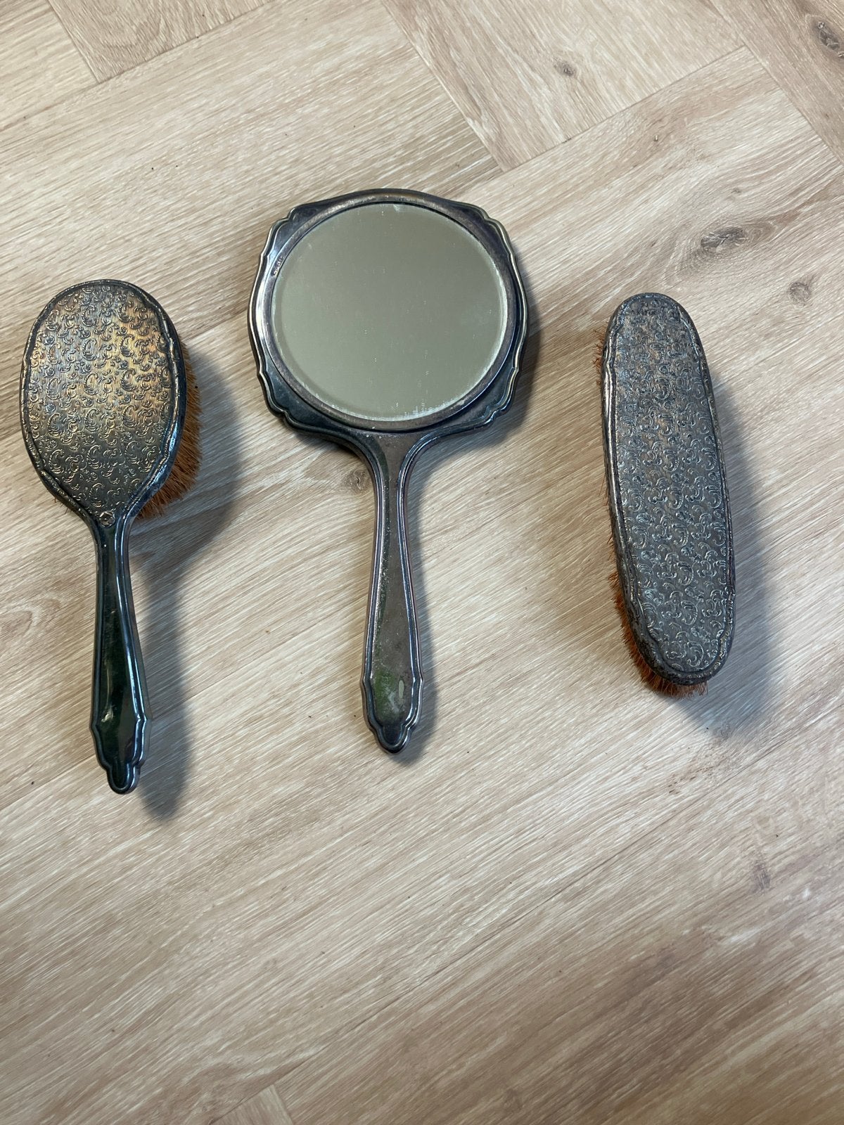 Vintage Spiegel en Borstel Set - Antiek Zilverkleurig, Antiek en Kunst, Ophalen of Verzenden, Overige vormen, Minder dan 50 cm