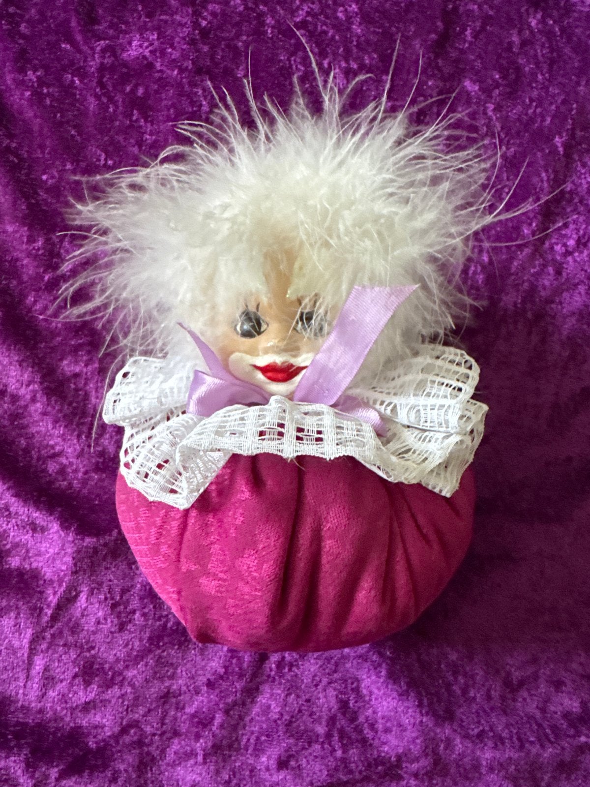 Grappige Pluche Pop met Witte Pluizige Haren, Verzamelen, Poppen, Ophalen of Verzenden, Gebruikt, Pop