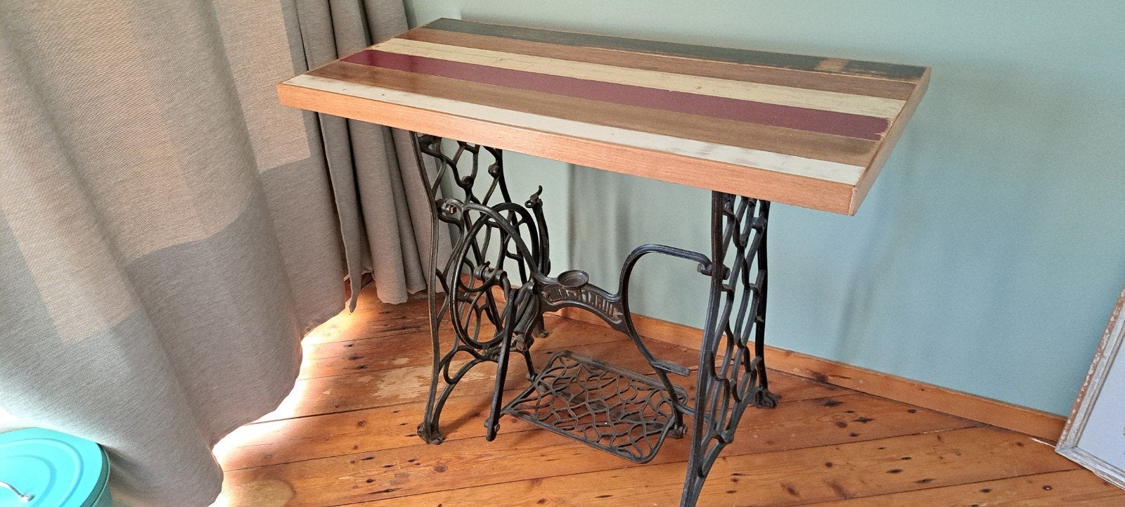 te koop: stijlvolle tafel met onderkant van naaimachine, Huis en Inrichting, Ophalen, Gebruikt, 100 tot 150 cm, 25 tot 50 cm