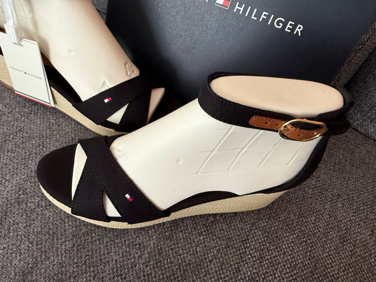 Nieuwe Tommy Hilfiger sleehak sandalen - Maat 37, Zwart, Nieuw, Sandalen of Muiltjes, Ophalen of Verzenden