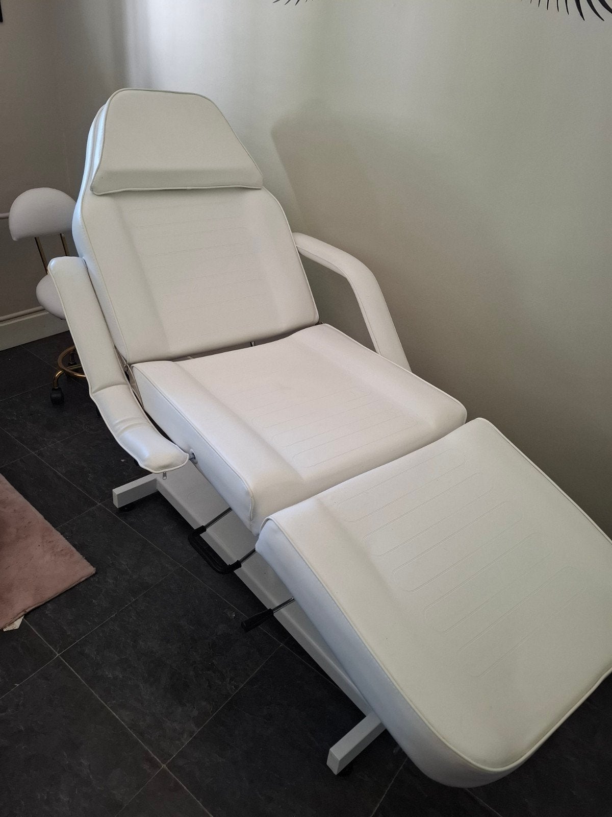 Witte behandelstoel met krukje en lamp, Huis en Inrichting, Stoelen, Modern, Salon, Praktijk, Gebruikt, Twee, Wit