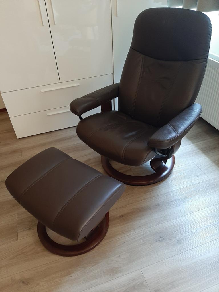 Stressless fauteuil met bijpassende hocker van bruin leder, Ophalen, Gebruikt, 75 tot 100 cm, 50 tot 75 cm