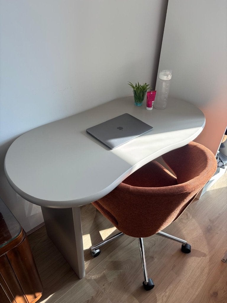 Modern grijs bureau met uniek design, Ophalen, Overige typen, 120 cm, Spaanplaat of MDF