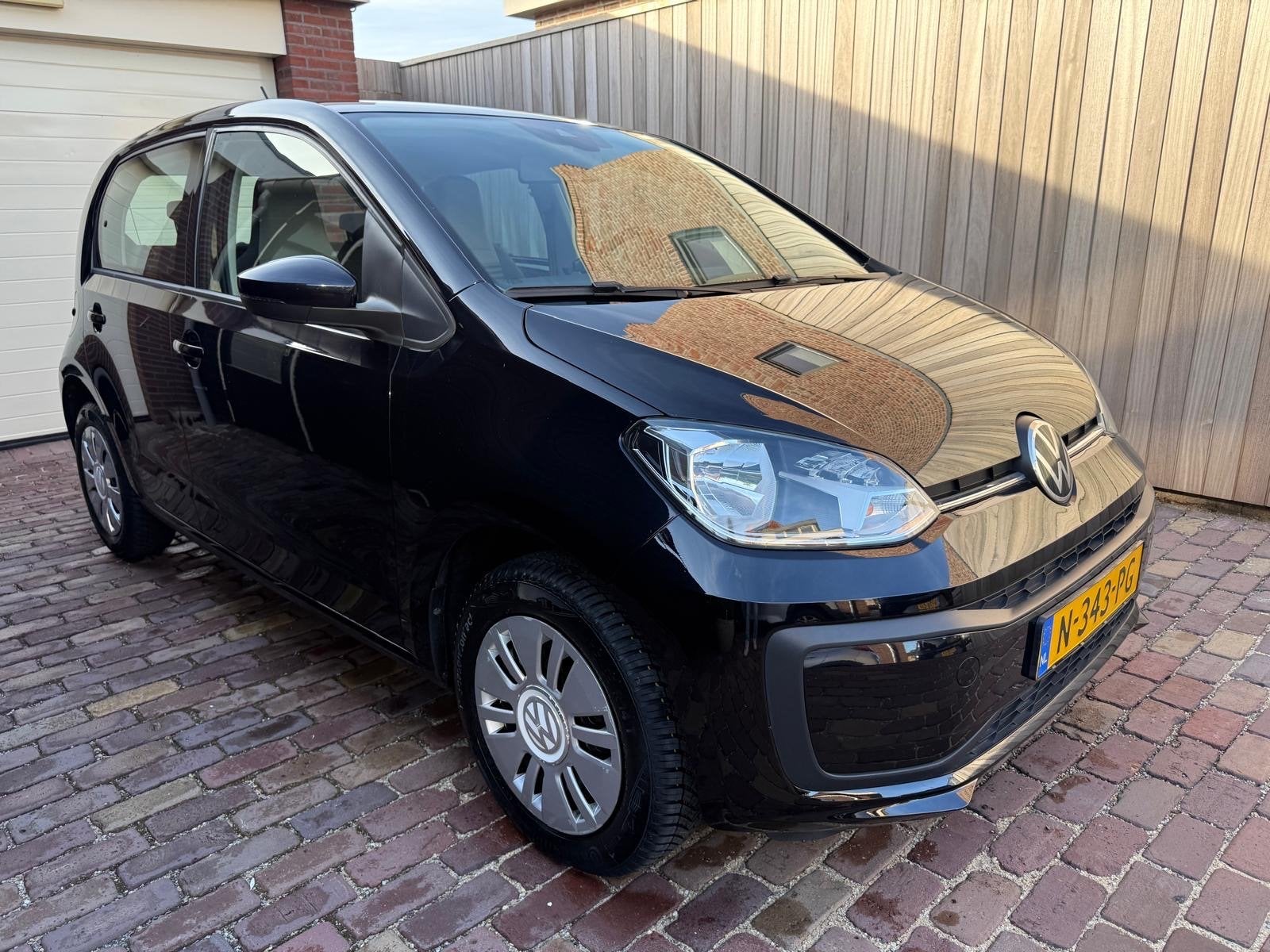 Volkswagen up! 1.0 65PK 5D 2021 Zwart, Auto's, 4 stoelen, Origineel Nederlands, Bedrijf, Handgeschakeld