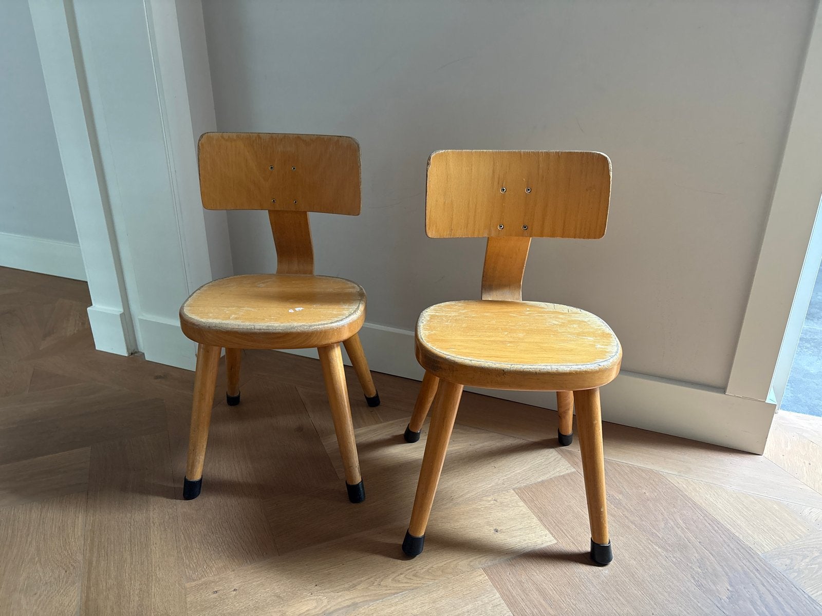 Twee vintage kinderstoelen van hout / schoolstoeltjes, Ophalen, Gebruikt, Twee, Overige kleuren
