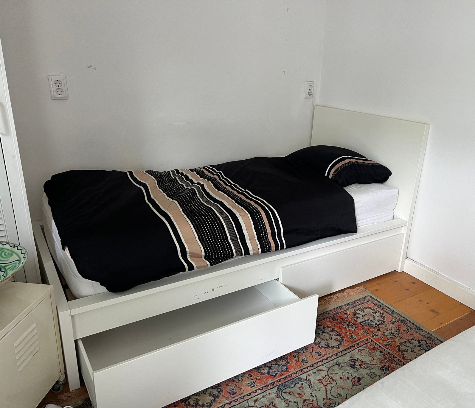 Gratis ikea eenpersoonsbed, wit met 2 lades, Antiek en Kunst, Ophalen