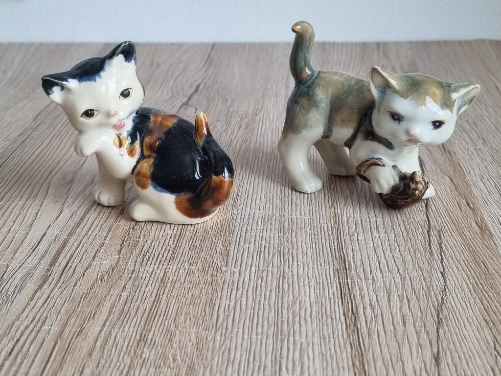 2 Mooie Vintage Katten Beelden Tabby Calico China Porselein, Verzenden, Gebruikt, Hond of Kat, Beeldje of Figuurtje