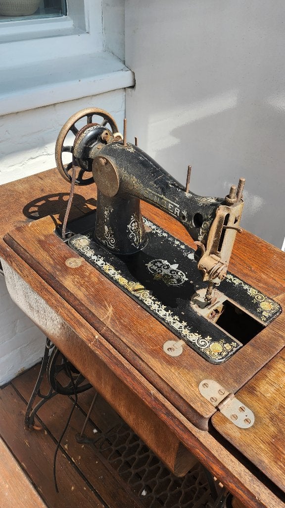 Antique Singer sewing machine table, Ophalen