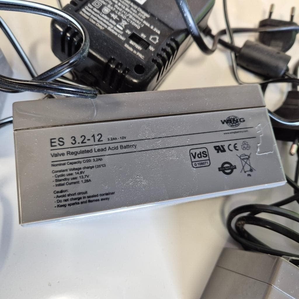 accu 3,2 AH + laadapparaat 12 volt, Hobby en Vrije tijd, Elektronica-componenten, Ophalen, Gebruikt