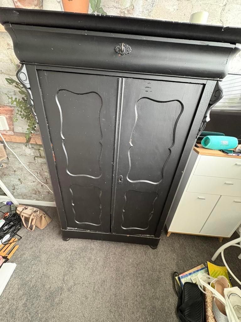Houten Zwarte kast, Ophalen