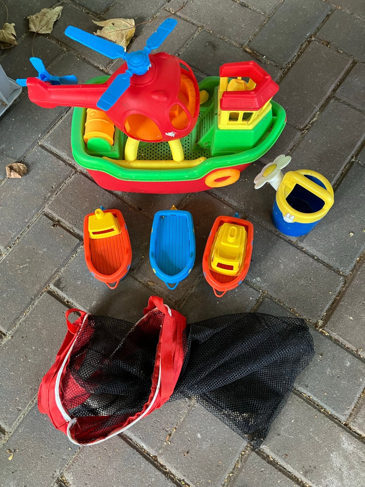 Bootjes, helikopter en gieter met opbergzak voor bad/zwembad, Gebruikt, Overige merken, Speelgoedset, Ophalen of Verzenden