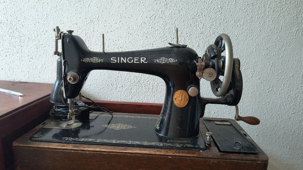 Antieke Singer naaimachine, Ophalen