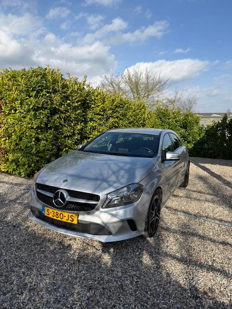 Mercedes A160d Automaat | Leer | Camera | AMG velgen | Navi, 1325 kg, 4 cilinders, Leder, 1200 kg