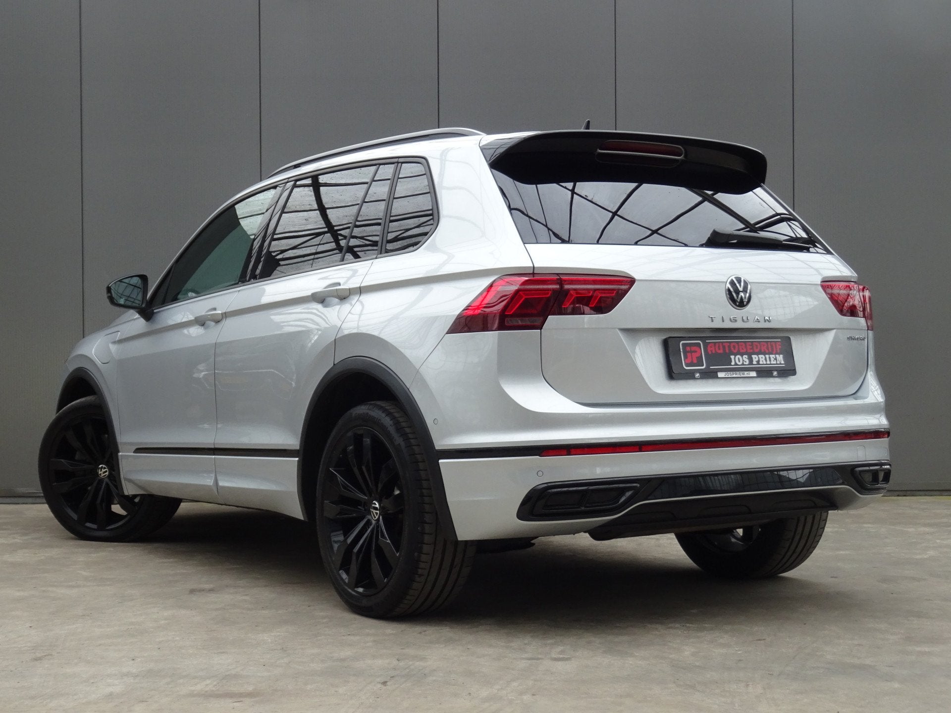Volkswagen Tiguan 1.4 TSI eHybrid R-Line Business * PANORAMA, 4 cilinders, Grijs, Hybride Elektrisch/Benzine, 102 €/maand