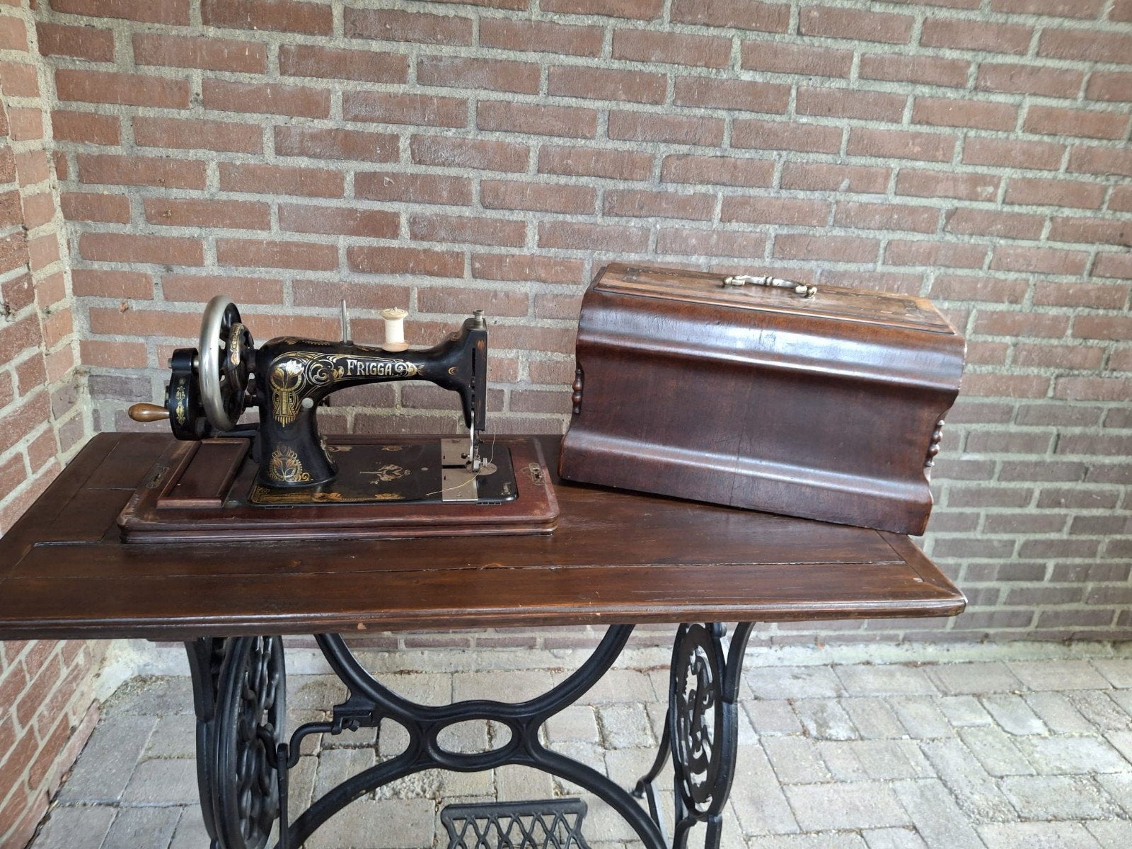 Antieke Frigga naaimachine met houten kap en onderstel, Antiek en Kunst, Antiek | Naaimachines, Ophalen