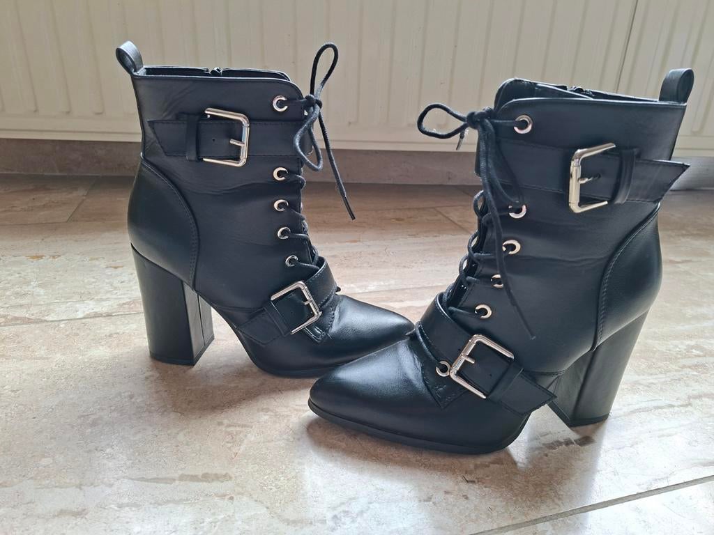 Zwarte veterlaarsjes met hak, maat 37 - Zo goed als nieuw, Ideal shoes, Zwart, Lage of Enkellaarzen, Ophalen of Verzenden
