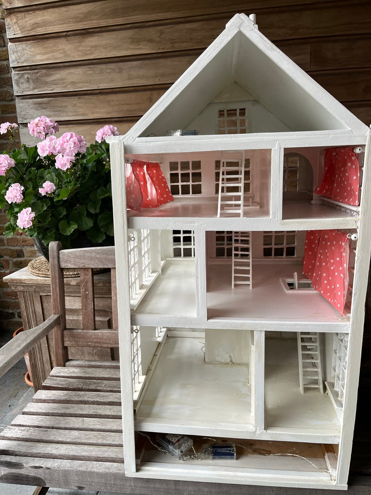 Groot Poppenhuis 50x50x102cm - Wit met Rode Gordijnen, Ophalen, Gebruikt, Poppenhuis