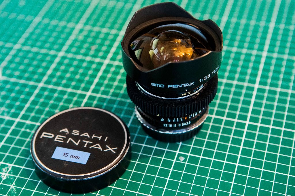 SMC Pentax-A 15mm f/3.5 PK-mount  (met EF-adapter erbij), Zo goed als nieuw, Pentax K-mount, Beschermhoes/tas, 15 mm