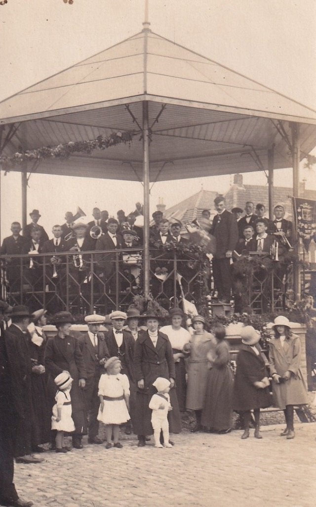 730E fotokaart Brouwershaven Havenplein muziektent, Ophalen of Verzenden, 1920 tot 1940, Ongelopen, Zeeland