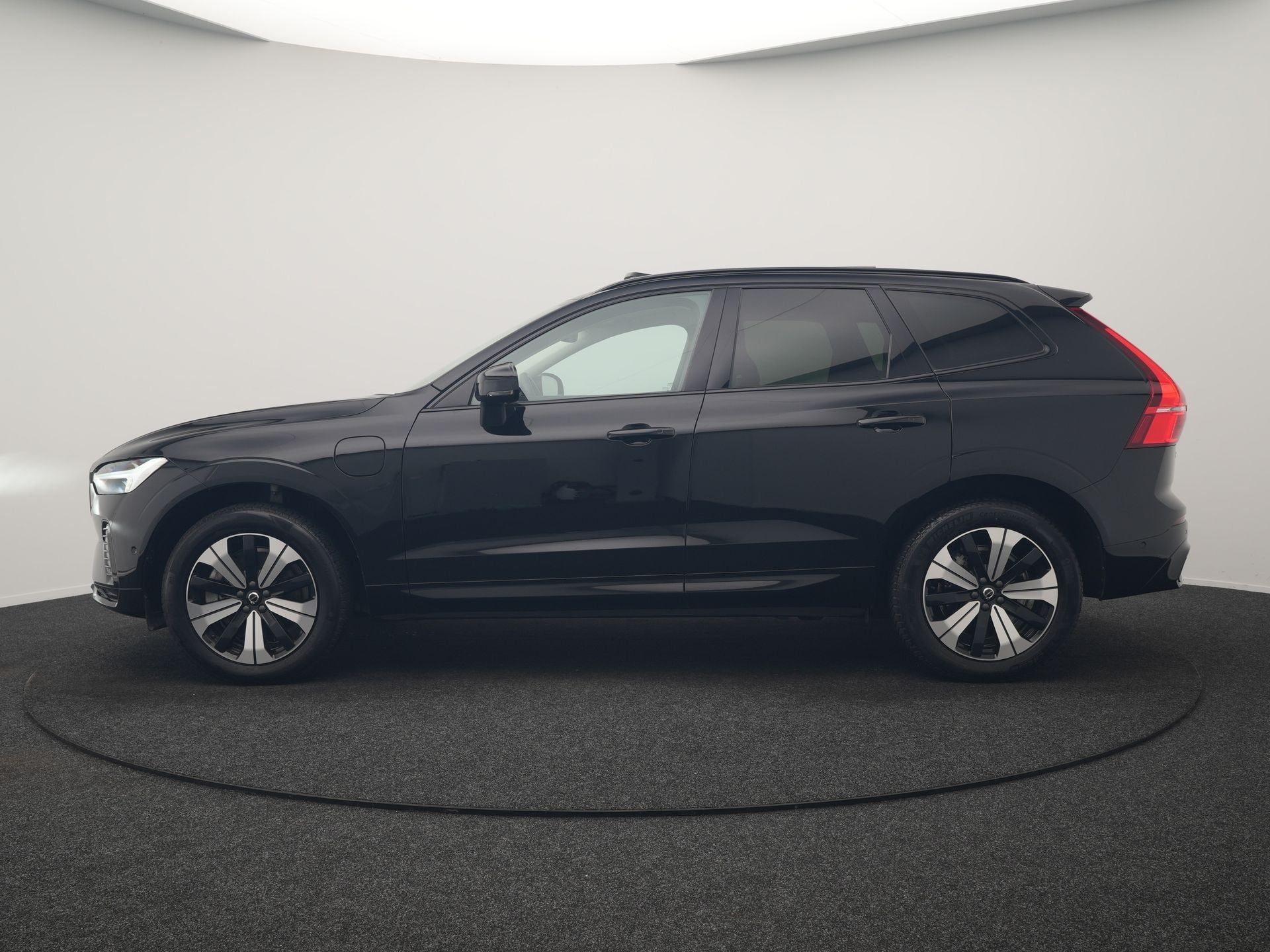 Volvo XC60 T6 PHEV AWD Plus Dark 350pk Dealer O.H | Panodak, Auto's, Volvo, Automaat, Dealer onderhouden, Gebruikt, 4 cilinders