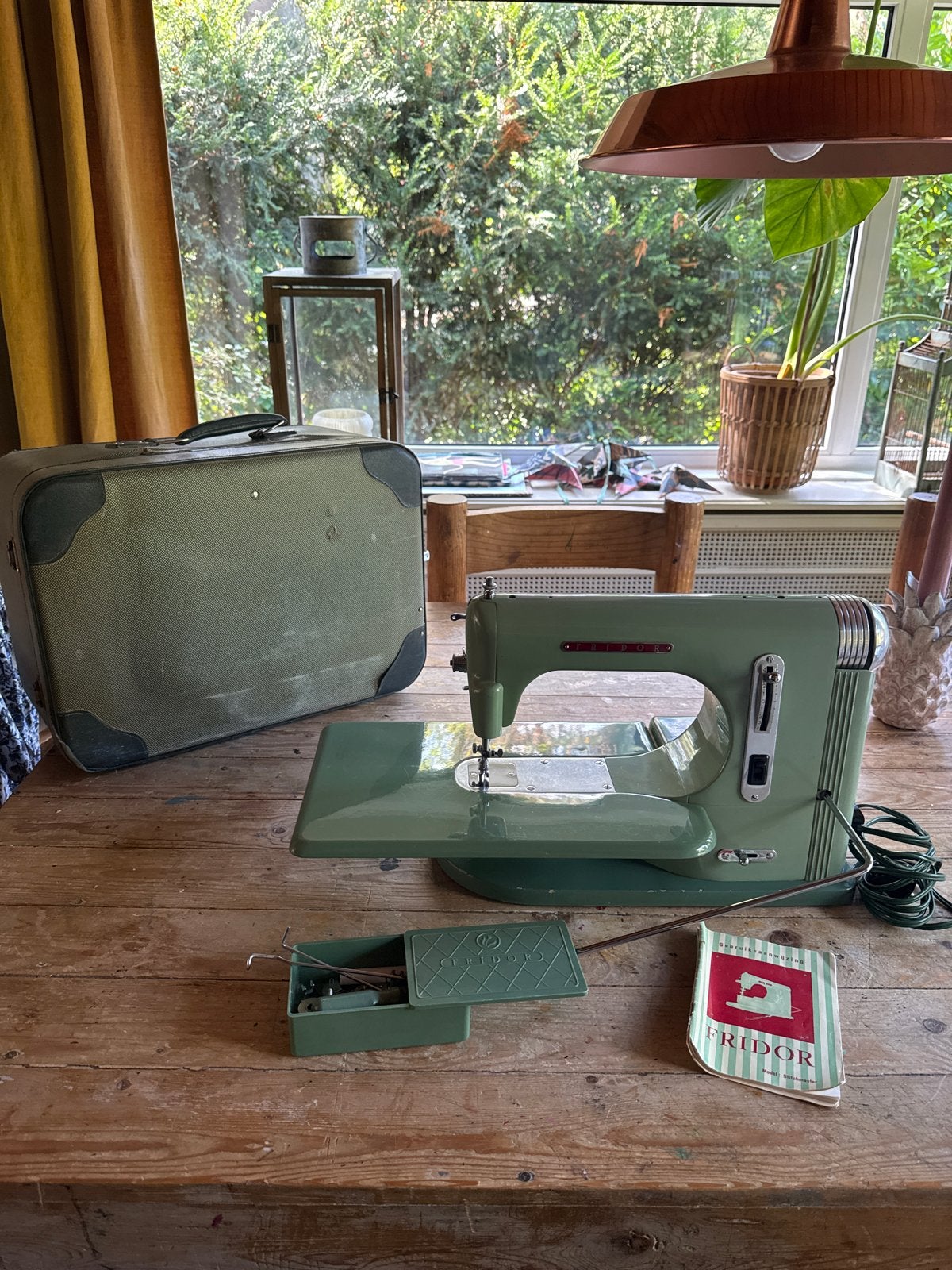 Antieke Fridor Stitchmaster Naaimachine met Koffer en Toebeh, Ophalen
