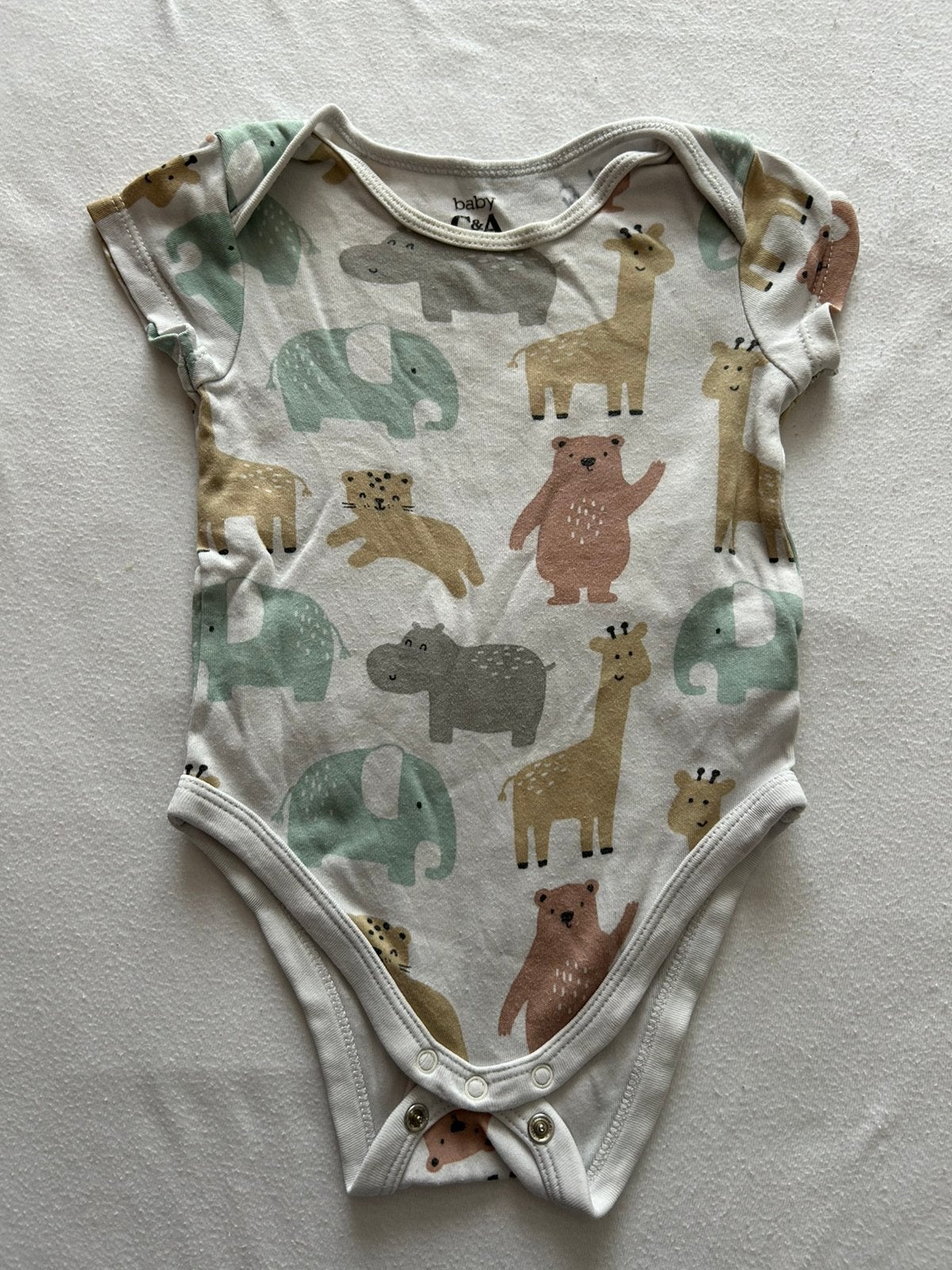 Romper met dierenprint - C&A - Maat 74, Ophalen of Verzenden, Zo goed als nieuw, Jongetje of Meisje, Nacht- of Onderkleding
