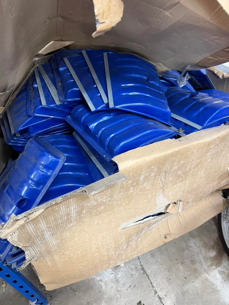 Partij sneeuw scheppen euro pallet doos vol, Ophalen, Zo goed als nieuw