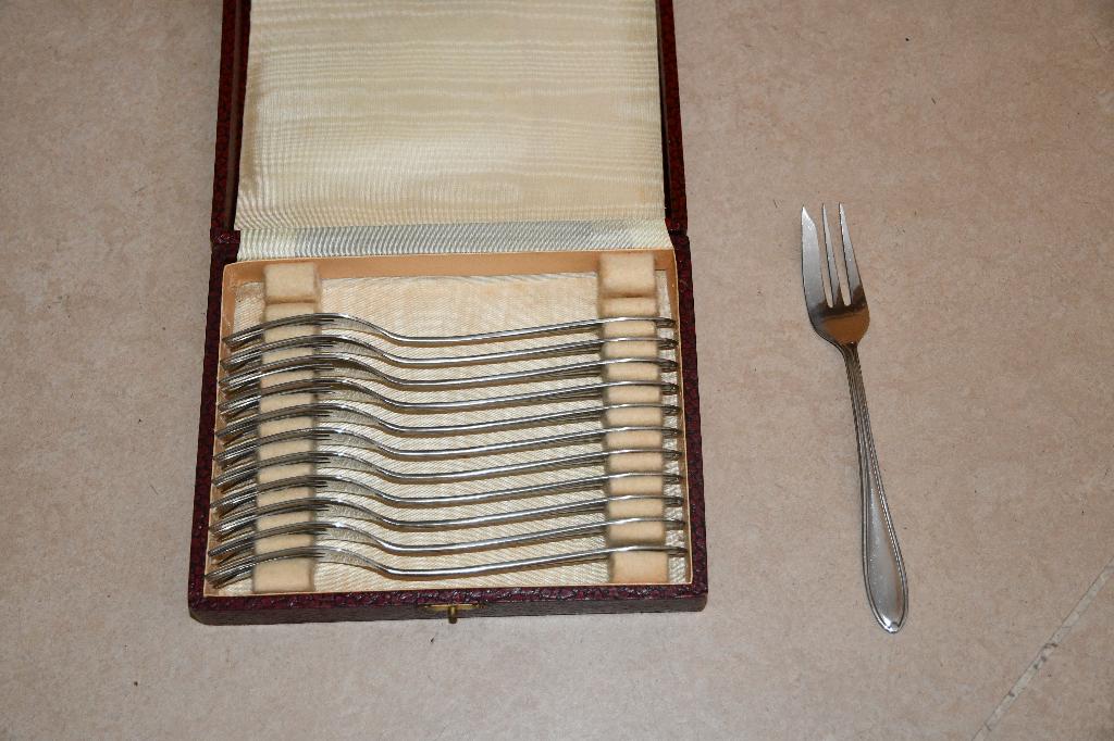 12 vintage massief inox dessertvorkjes, Antiek en Kunst, Antiek | Bestek, Ophalen of Verzenden
