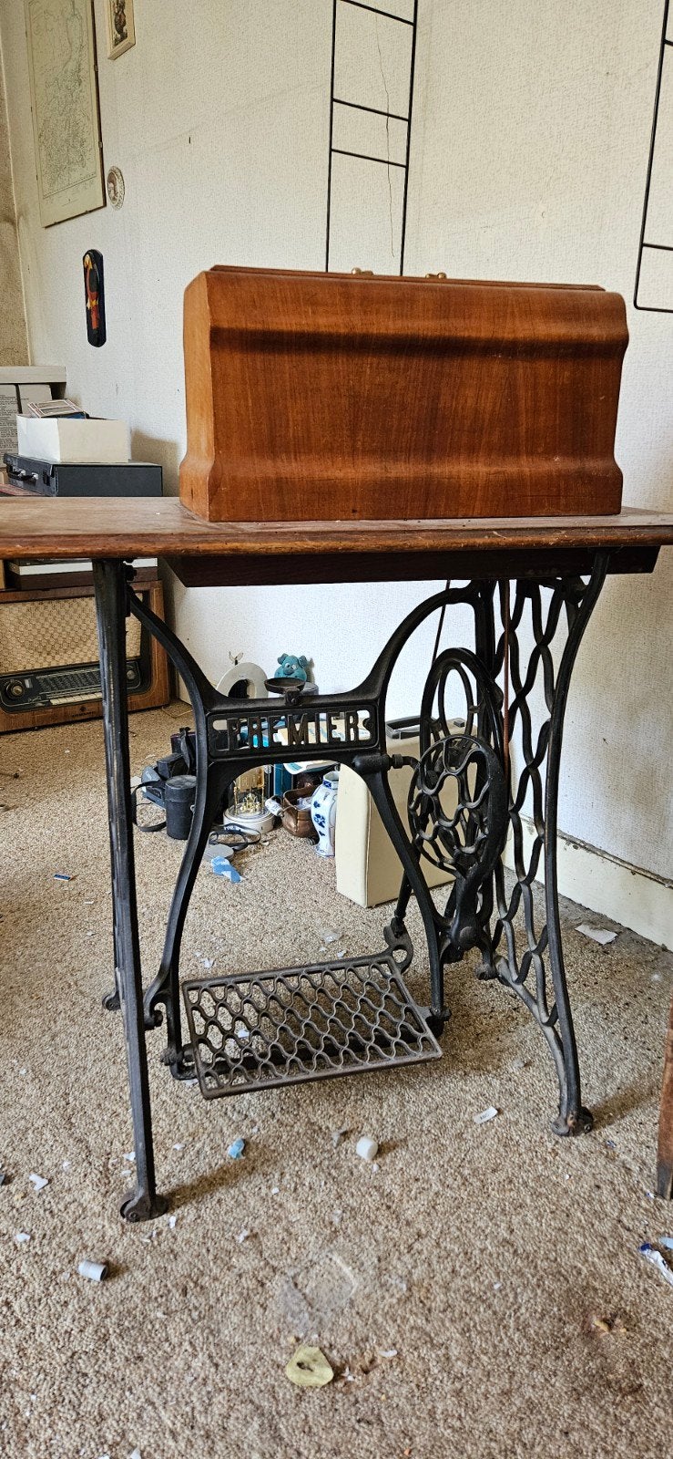 Antieke Premier Naaimachine met Houten Kap en Onderstel, Ophalen