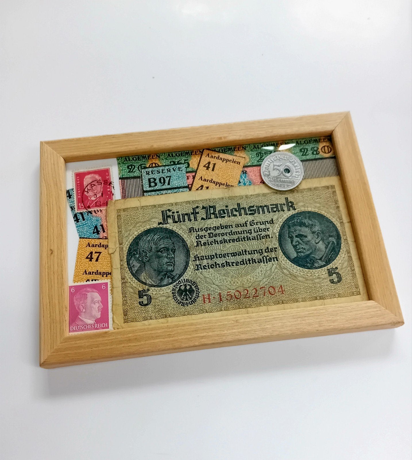 WO2 Ingelijst Display 5 Reichsmark + Bonnen + Zegels + Munt, Ophalen of Verzenden, Overige soorten, Duitsland, Overige typen