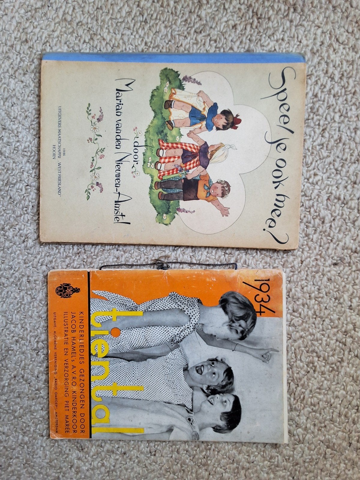 2 boekjes 1 uit 1946 en kinderliedjes 1934 jacob hamel, Ophalen of Verzenden, Gelezen, Artiest