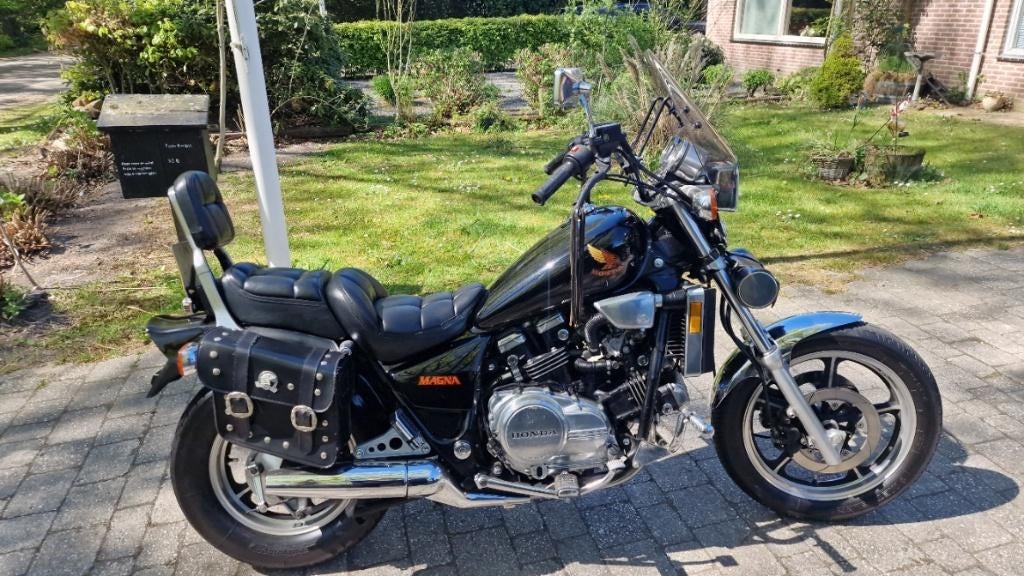 Zeer mooie honda vf700 magna, 700 cc, Cardan-aandrijving, Occasion, 4 cilinders