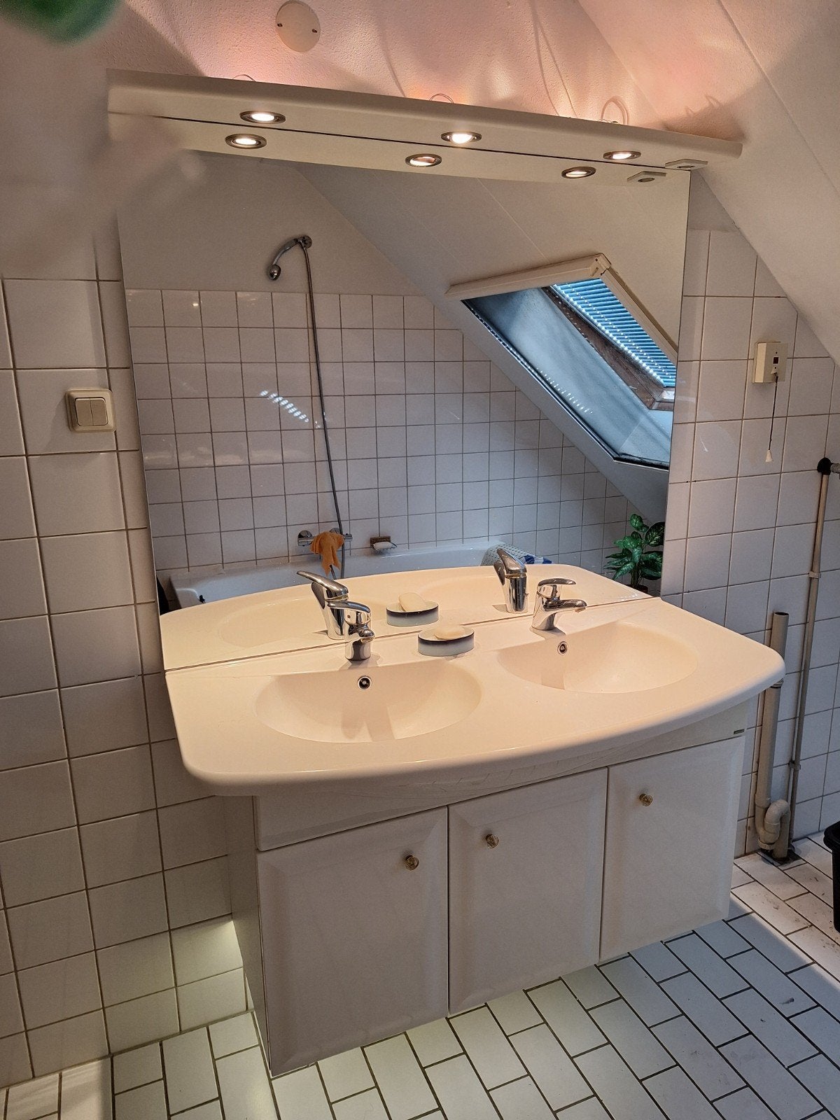 Wastafelmeubel met dubbele wasbak en spiegelkast, Huis en Inrichting, Ophalen, Gebruikt, 100 tot 150 cm, Minder dan 100 cm
