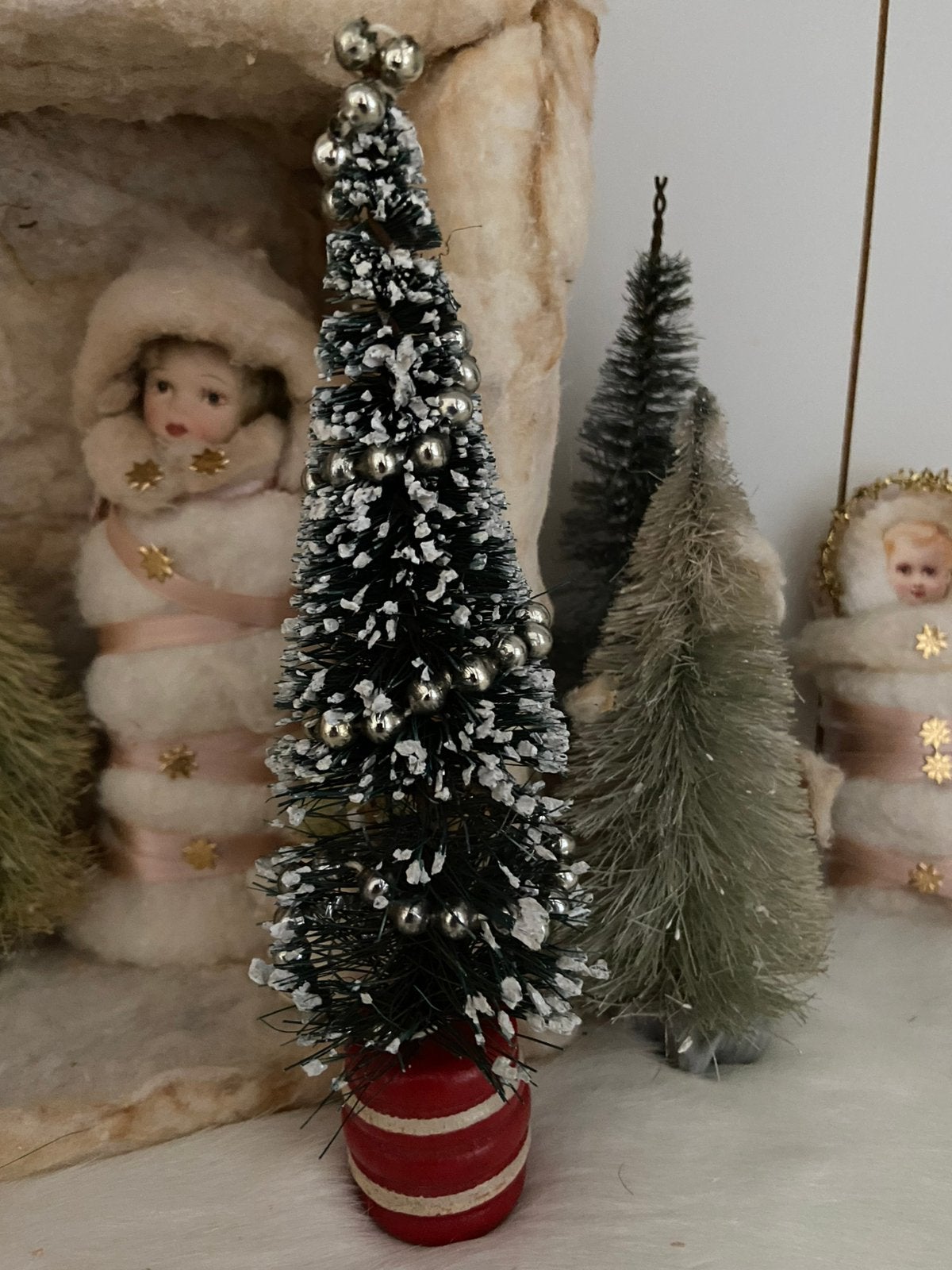 Antiek borstel kerstboompje met tonnetje en glazen slinger, Ophalen of Verzenden, Zo goed als nieuw