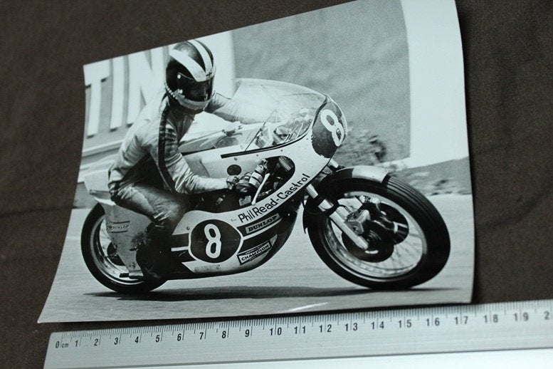 foto Phil Read op Yamaha racer wereld kampioen, Ophalen of Verzenden, Gelezen