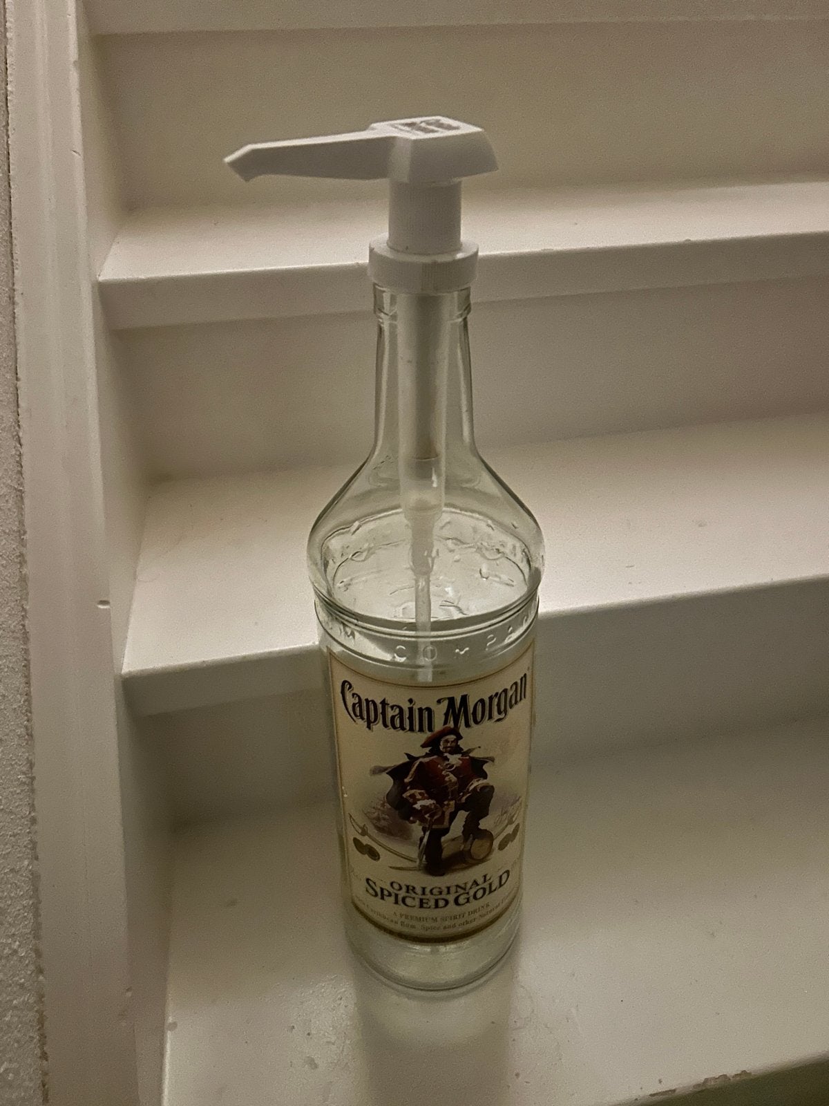 Captain Morgan Spiced Gold fles met pomp, Gebruikt, Meerkleurig, Verzenden, Overige stijlen
