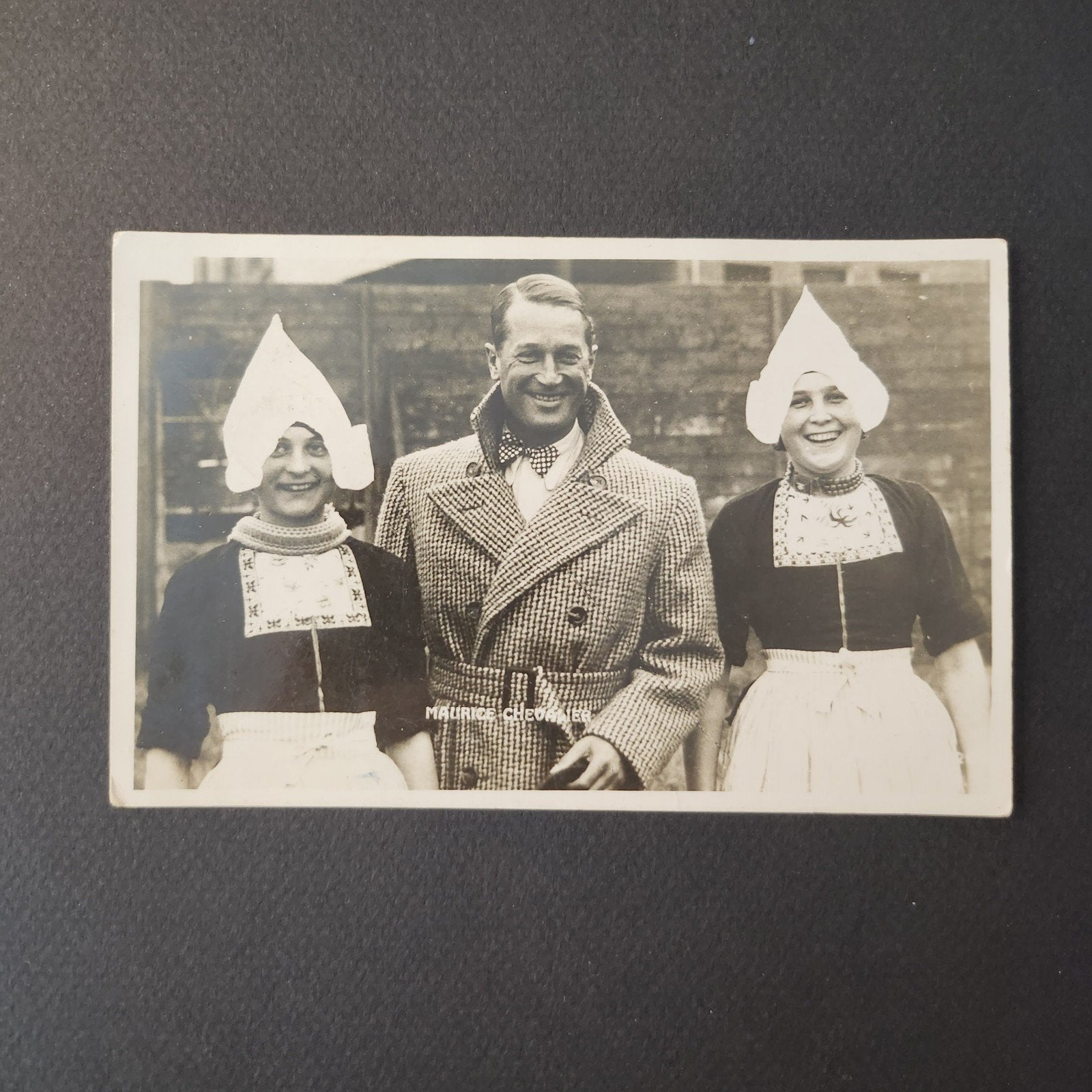 Zeldzame ansichtkaart Maurice Chevalier met Hollandse dames, Verzenden, 1920 tot 1940, Gelopen, Noord-Holland