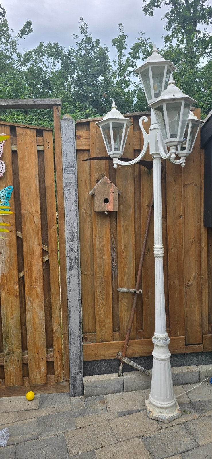 Klassieke buitenlamp met drie lantaarns, Tuin en Terras, Buitenverlichting, Ophalen, Gebruikt, Minder dan 50 watt, Staande lamp